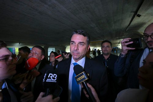 Flávio Bolsonaro durante entrevista coletiva