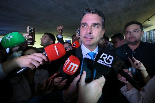 Flávio Bolsonaro durante entrevista coletiva