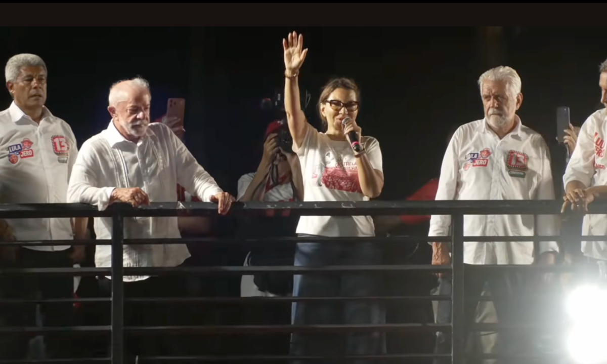 Lula e Janja durante ato de campanha