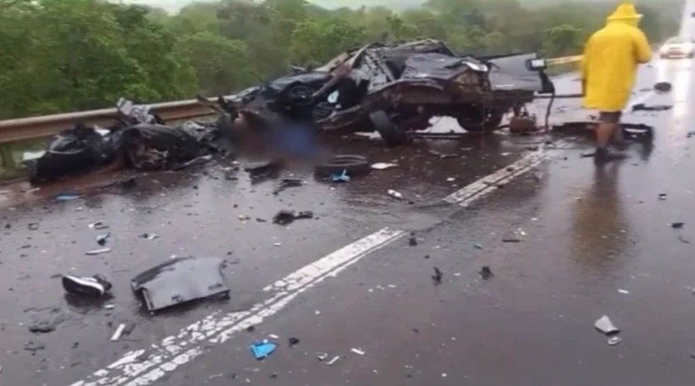 Jovens militares morrem após grave acidente entre caminhonete e carreta na BR-163