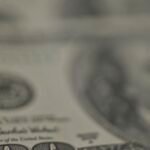Dólar despenca abaixo de R$ 5 e Ibovespa dispara após primeiro turno