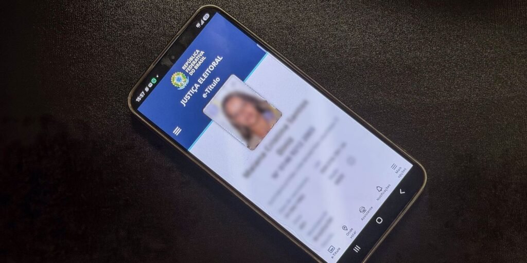 Eleitor utiliza serviços digitais da Justiça Eleitoral
