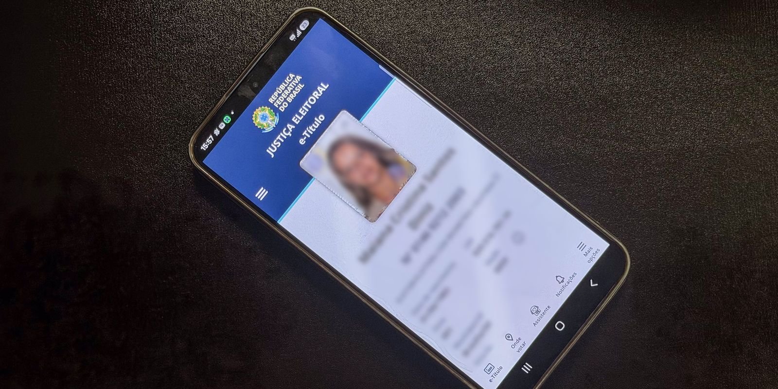 Eleitor utiliza serviços digitais da Justiça Eleitoral