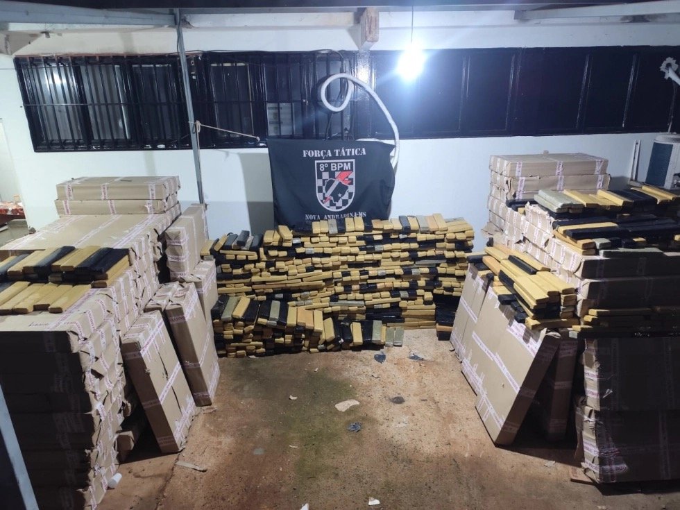 Polícia apreende 3,2 toneladas de maconha escondidas em carga de móveis em MS