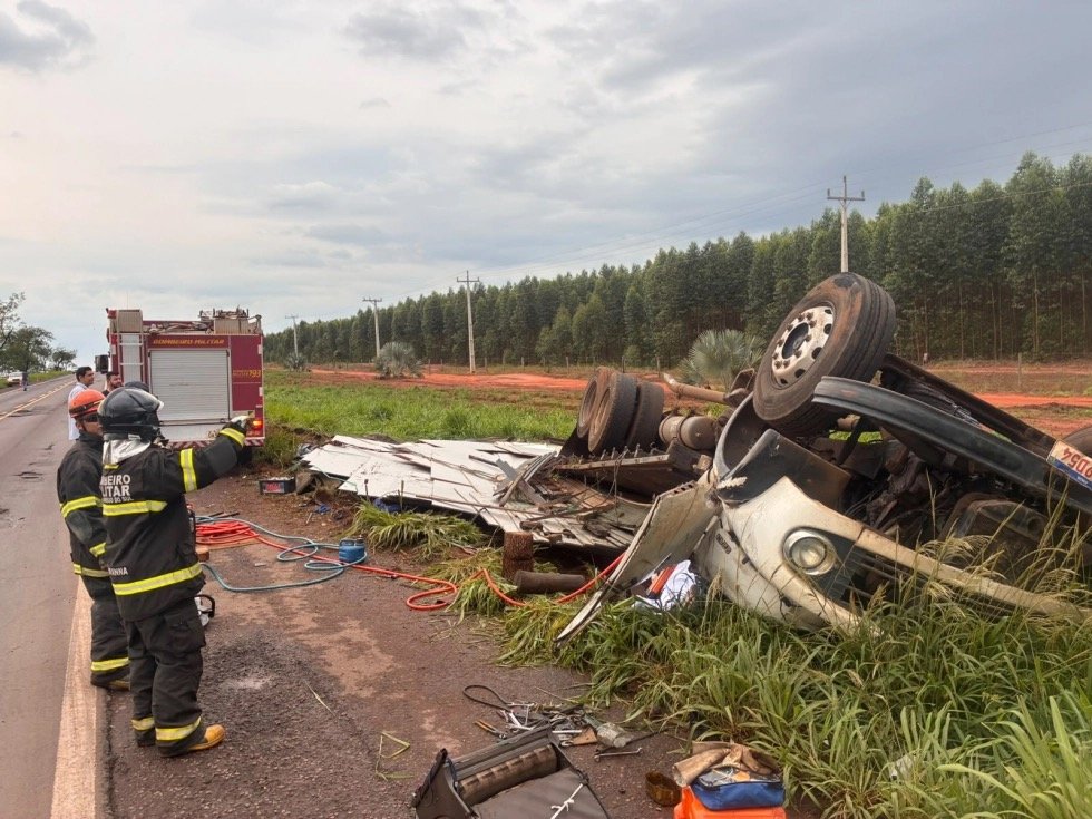 Motorista morre após caminhão tombar na BR-267 em Mato Grosso do Sul