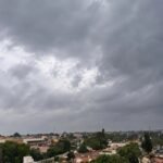 Temporal derruba árvores em Dourados e coloca 54 cidades de MS em alerta laranja
