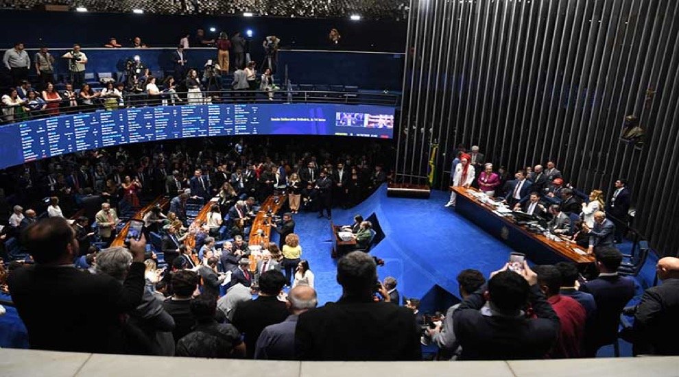 Senado aprova fim da escala 6x1 e mudança repercute na disputa eleitoral